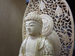 座釈迦　総柘植　六角台座　唐草光背　眼入り　切金　流れ衣　２寸